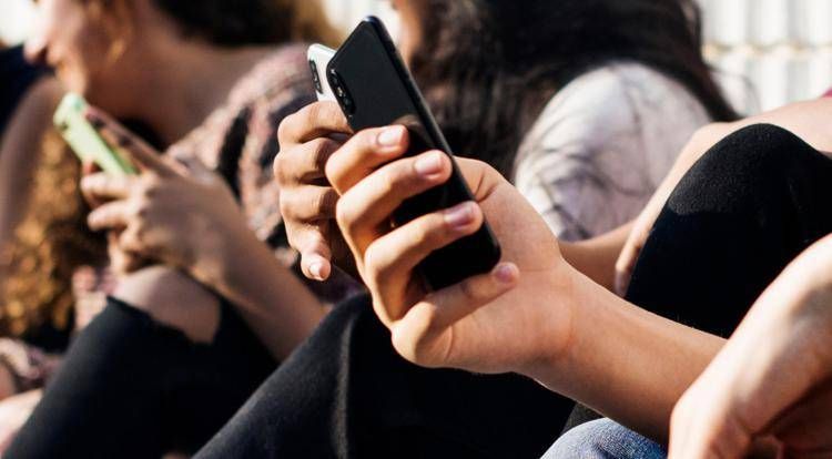 Persone con smartphone - 

