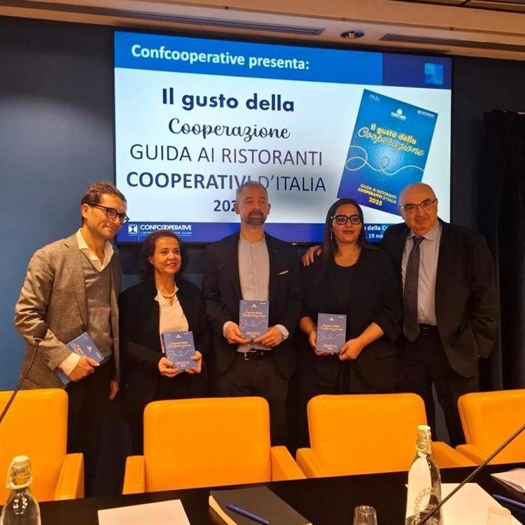 Sara Limani (la seconda da destra) accanto al presidente Confcooperative Maurizio Gardini