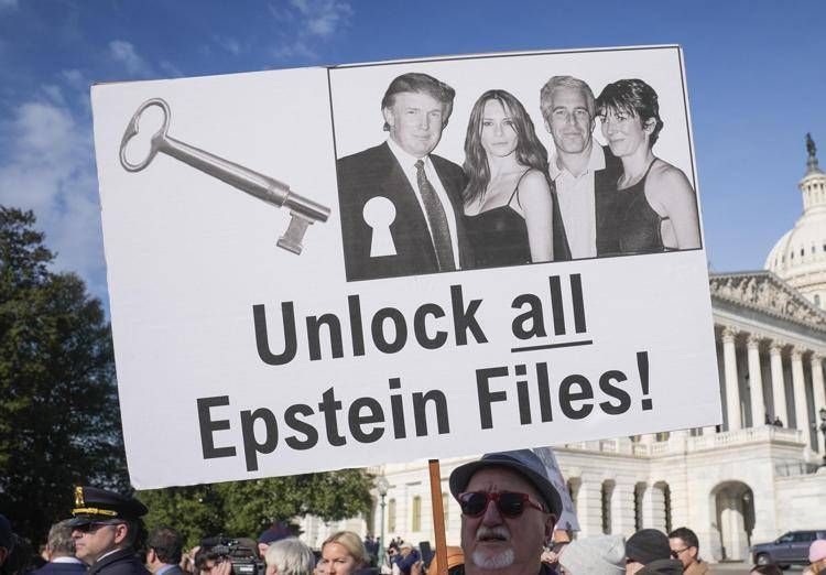 Caso Epstein, proteste fuori dal Senato Usa - Fotogramma /Ipa