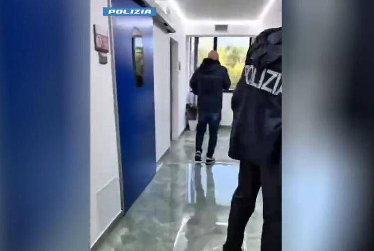 Polizia all'interno della clinica sequestrata a Roma