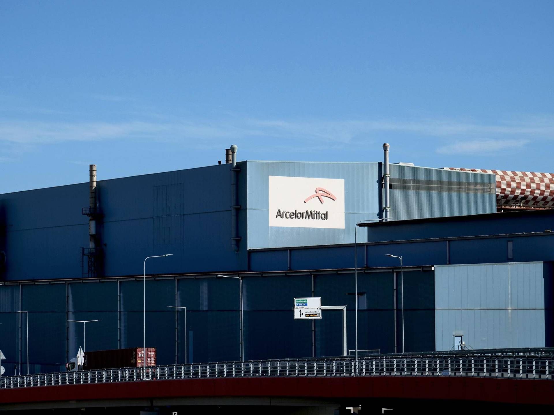 Genova, operai ex Ilva dormono in strada: la protesta Genova, operai ex Ilva dormono in strada: la protesta