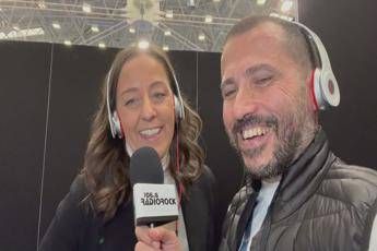 La sindaca di Firenze Sara Funaro canta 'Senza Parole' di Vasco Rossi - Video