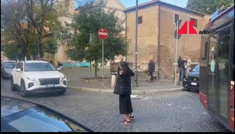 La suora-vigilessa che risolve gli ingorghi al Colosseo, per i cittadini 