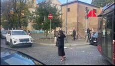 La suora-vigilessa che risolve gli ingorghi al Colosseo, per i cittadini 