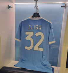 Lazio, giocatori in campo con maglia con nome di donna importante della propria vita