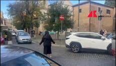 Suor Emilia mentre dirige il traffico a Roma