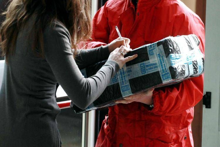 Consegna pacco  - Fotogramma