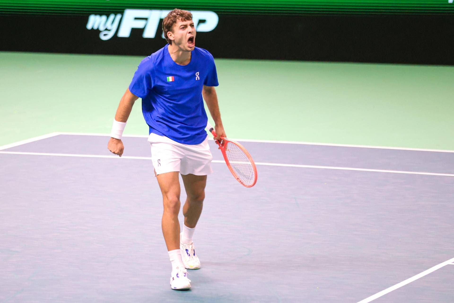 Cobolli, emozionante dedica a Bove per la vittoria in Coppa Davis. La curiosità sull’esultanza come Hulk