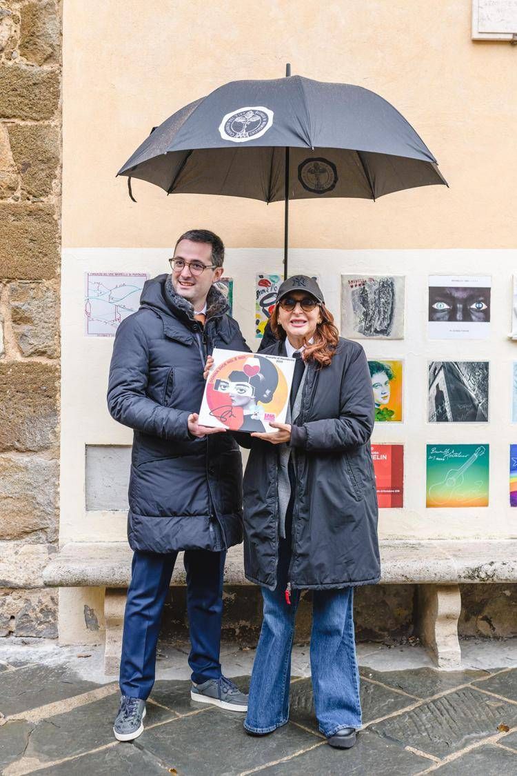 A Montalcino la mattonella-denuncia di Paola Minaccioni