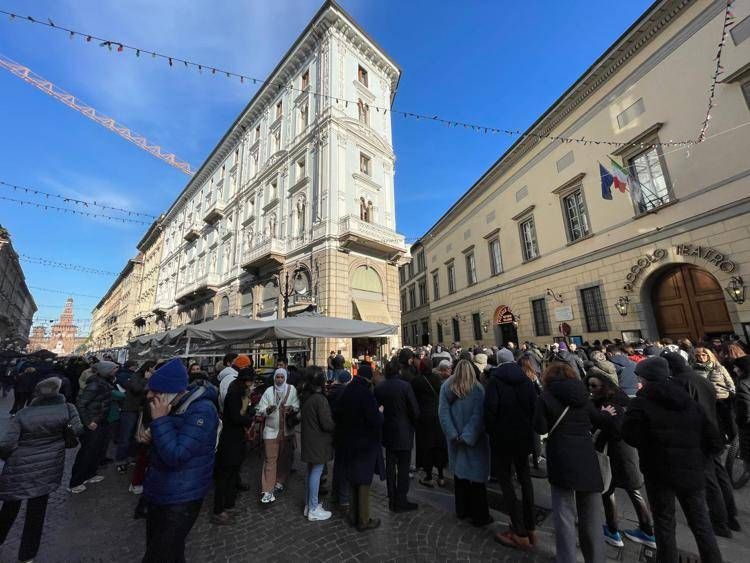 Lunga fila alla camera ardente