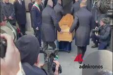 Vanoni, sfilata di artisti e oltre 5mila persone a camera ardente - Video