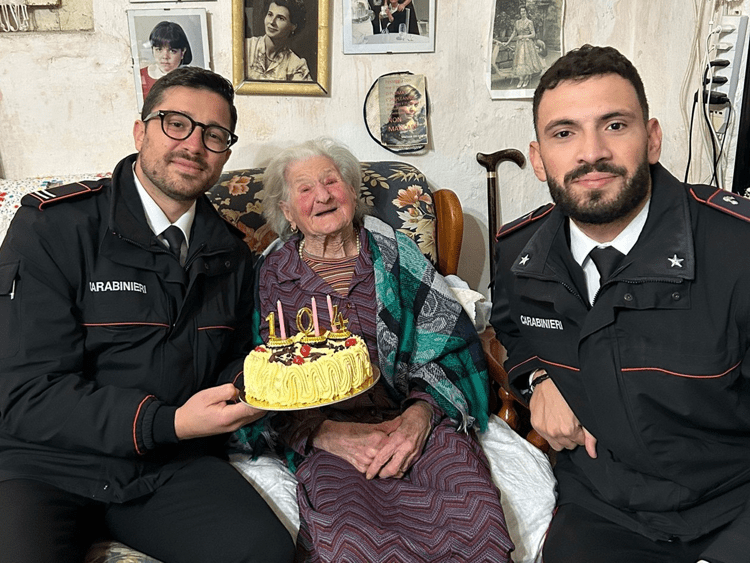 Favignana, Carabinieri festeggiano i 104 anni di Zia Rosina