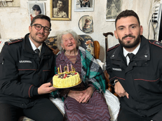 Favignana, Carabinieri festeggiano i 104 anni di Zia Rosina