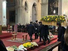 Il feretro di Ornella Vanoni in chiesa