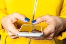 Donna al cellulare - Canva