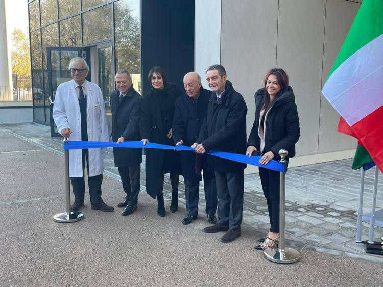 Il taglio del nastro all'Ieo 3 (Foto Adnkronos Salute)