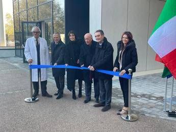 Il taglio del nastro all'Ieo 3 (Foto Adnkronos Salute)