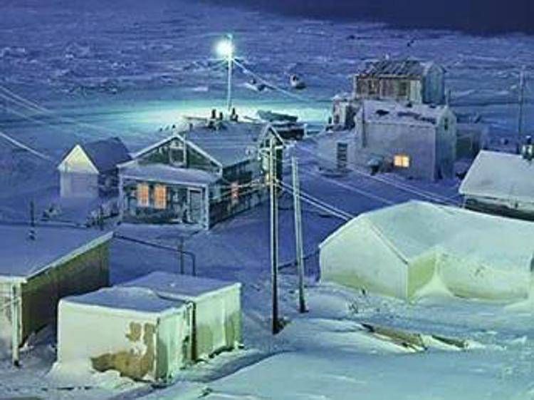 Alaska, Utqiaġvik entra nella lunga notte polare: il Sole tornerà solo il 22 gennaio 2026