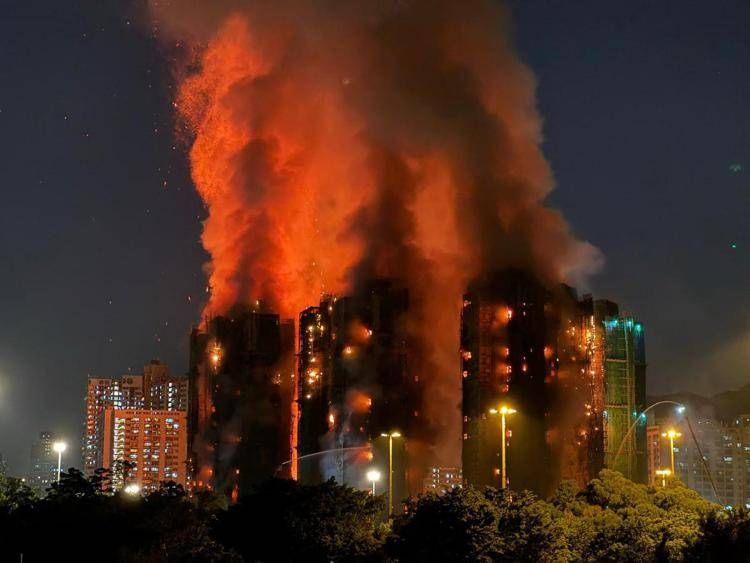 Incendio nel complesso residenziale a Hong Kong  - (Afp)