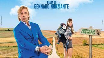 'Buen Camino', Zalone con parrucca bionda e babbucce nel poster del nuovo film