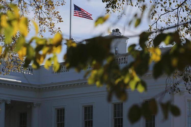 washington_bandiera_abbassata_alla_casa_bianca_dopo_la_sparatoria_thousand_oaks_in_california image Casa Bianca - Fotogramma