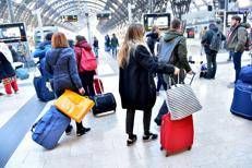 folla di gente alla stazione centrale per le partenze delle vacanze ferie invernali