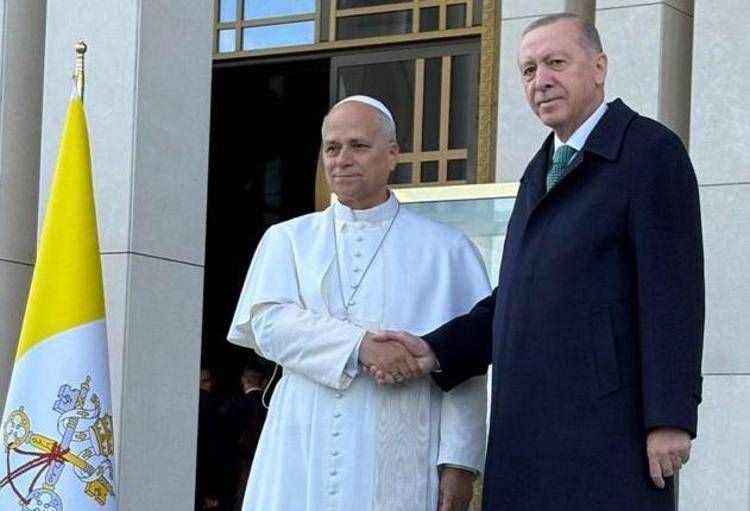 Stretta di mano del Papa con Erdogan