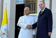 Stretta di mano del Papa con Erdogan