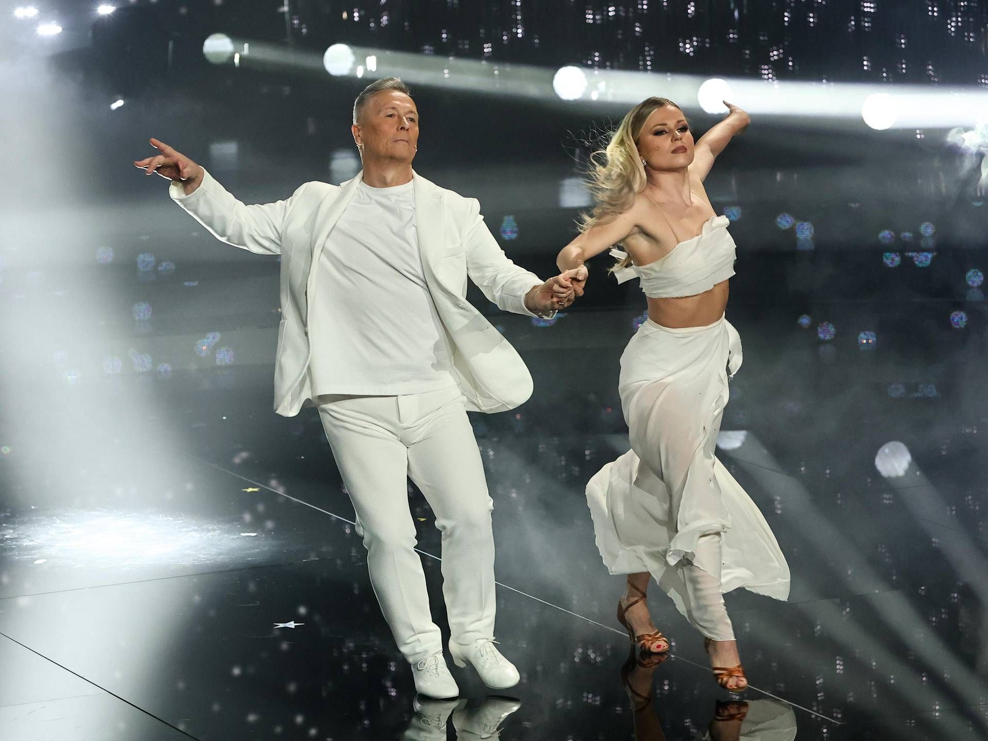 Ballando, guai per Paolo Belli? Anastasia Kuzmina: "Sono bloccata con il collo"