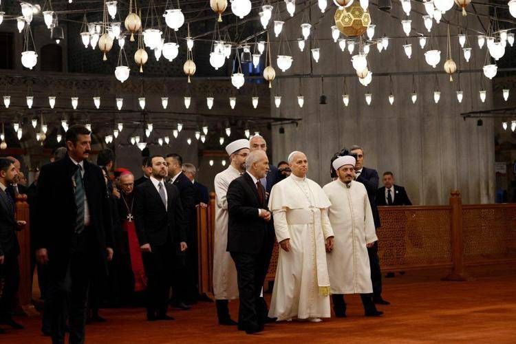 Il Papa alla Moschea Blu di Istanbul (Afp)