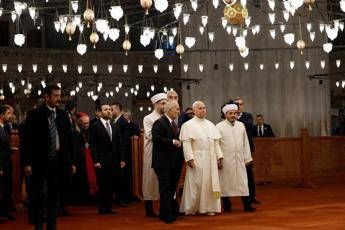 Il Papa alla Moschea Blu di Istanbul (Afp)