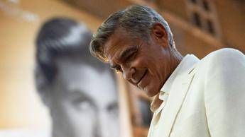 George Clooney: "Non sono triste come 'Jay Kelly', la mia famiglia mi tiene vivo"