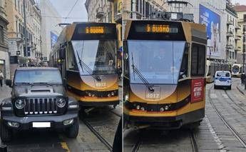 Tram bloccato da auto a Milano