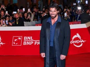 Domenica In, Can Yaman 'teme' domande sulla vita privata. Mara Venier: "Sei terrorizzato"