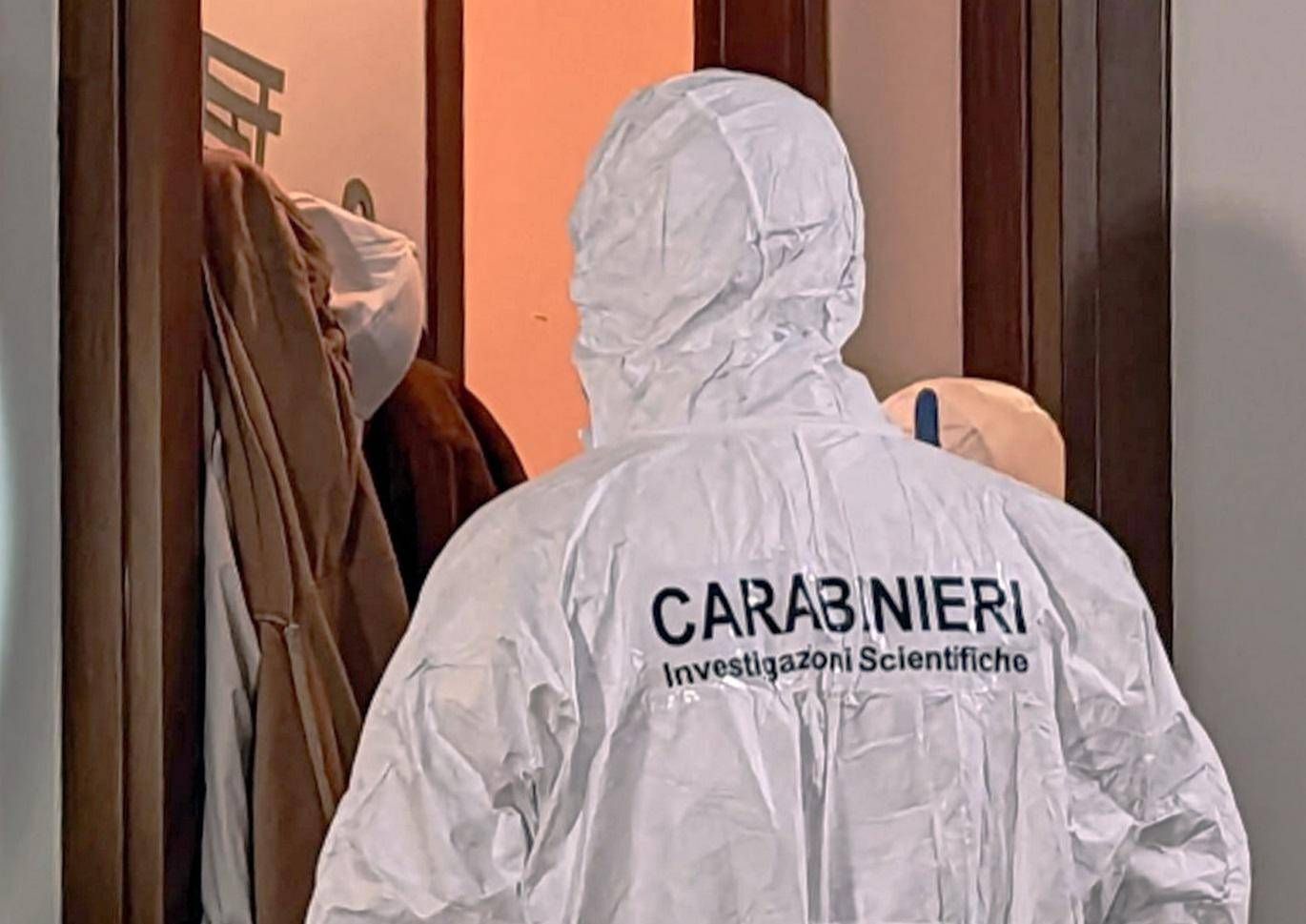 Firenze, marito e moglie trovati morti in casa con ferite da coltello