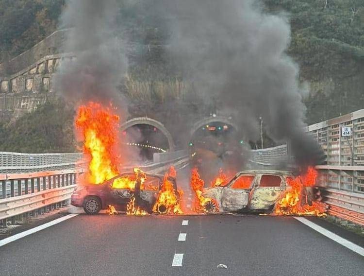 Le auto date alle fiamme