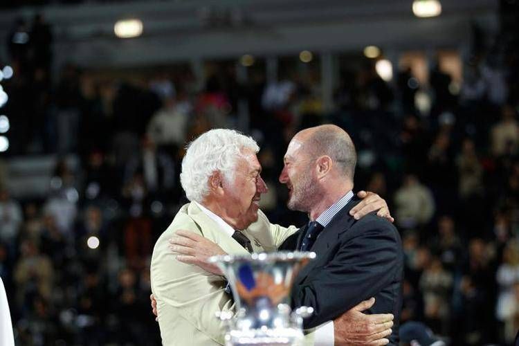 Un abbraccio tra Nicola Pietrangeli e il presidente della Federazione Italiana Tennis e Padel, Angelo Binaghi, agli Internazionali BNL d