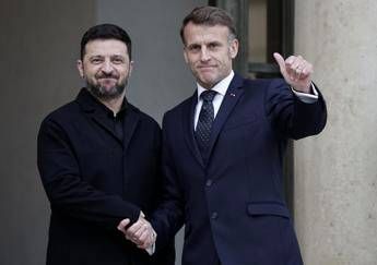 Ucraina, Zelensky accolto all'Eliseo: con Macron il punto sui negoziati