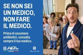 "Se non sei un medico non fare il medico". Al via la campagna per l'uso corretto degli antibiotici