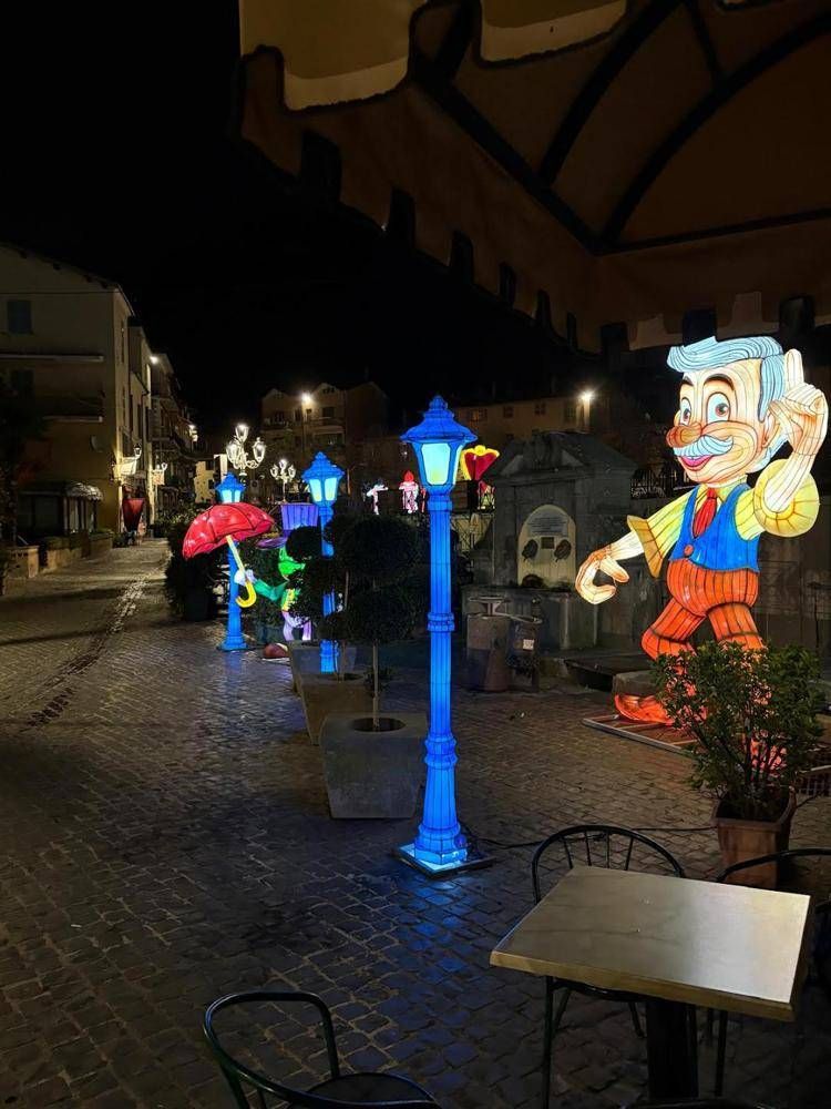 Nemi natale da favola: piu' di 100 istallazioni luminose e la magia delle fiabe prende vita nel borgo