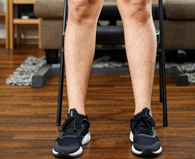 Una persona pronta all'esercizio in casa