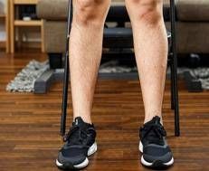 Una persona pronta all'esercizio in casa