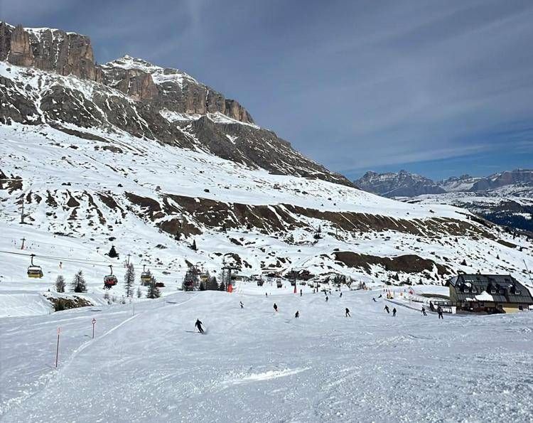 Sciatori sulle piste delle Dolomiti
