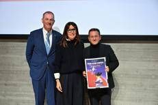 (da sinistra: Massimo Benetello, vicepresidente di CertoMarca Banca, Paola Carron, presidente di Confindustria Veneto Est e della Giuria del Premio, il vincitore Tommaso Ebhardt)