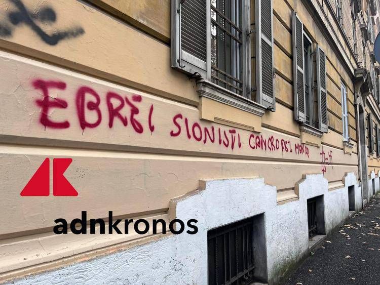 La frase comparsa sul Lungotevere - Adnkronos