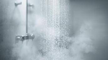 Meno docce dopo i 65 anni, la raccomandazione del dermatologo: ecco il numero perfetto