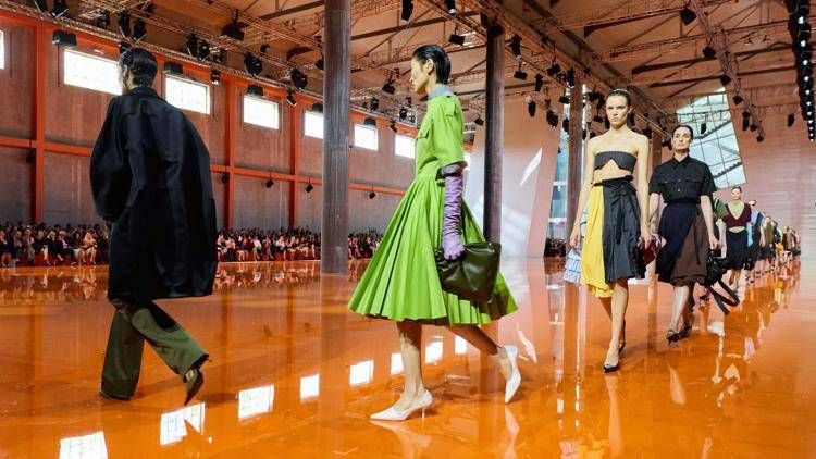La sfilata di Prada per la primavera-estate 2026 presentata a Milano nel settembre scorso