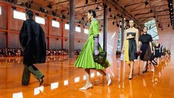 Prada chiude deal con Versace, l'operazione che ridisegna il lusso