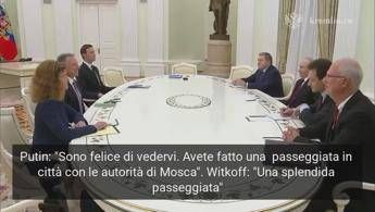 Putin e Witkoff in versione turista: 