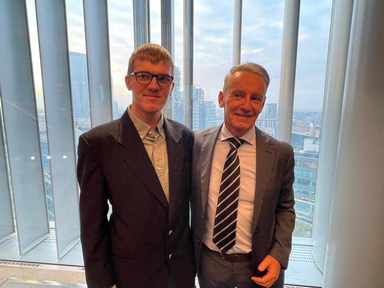 Jiri Marzi (a sinistra), 18 anni, e Fernando Luca Lorini, direttore del Dipartimento di Emergenza urgenza e Area critica dell'Asst Papa Giovanni XXIII di Bergamo